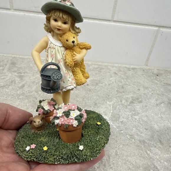 Vintage Avon Childhood Memories Collection figurine “Flower Child” Edition 1194 - Picture 1 of 7